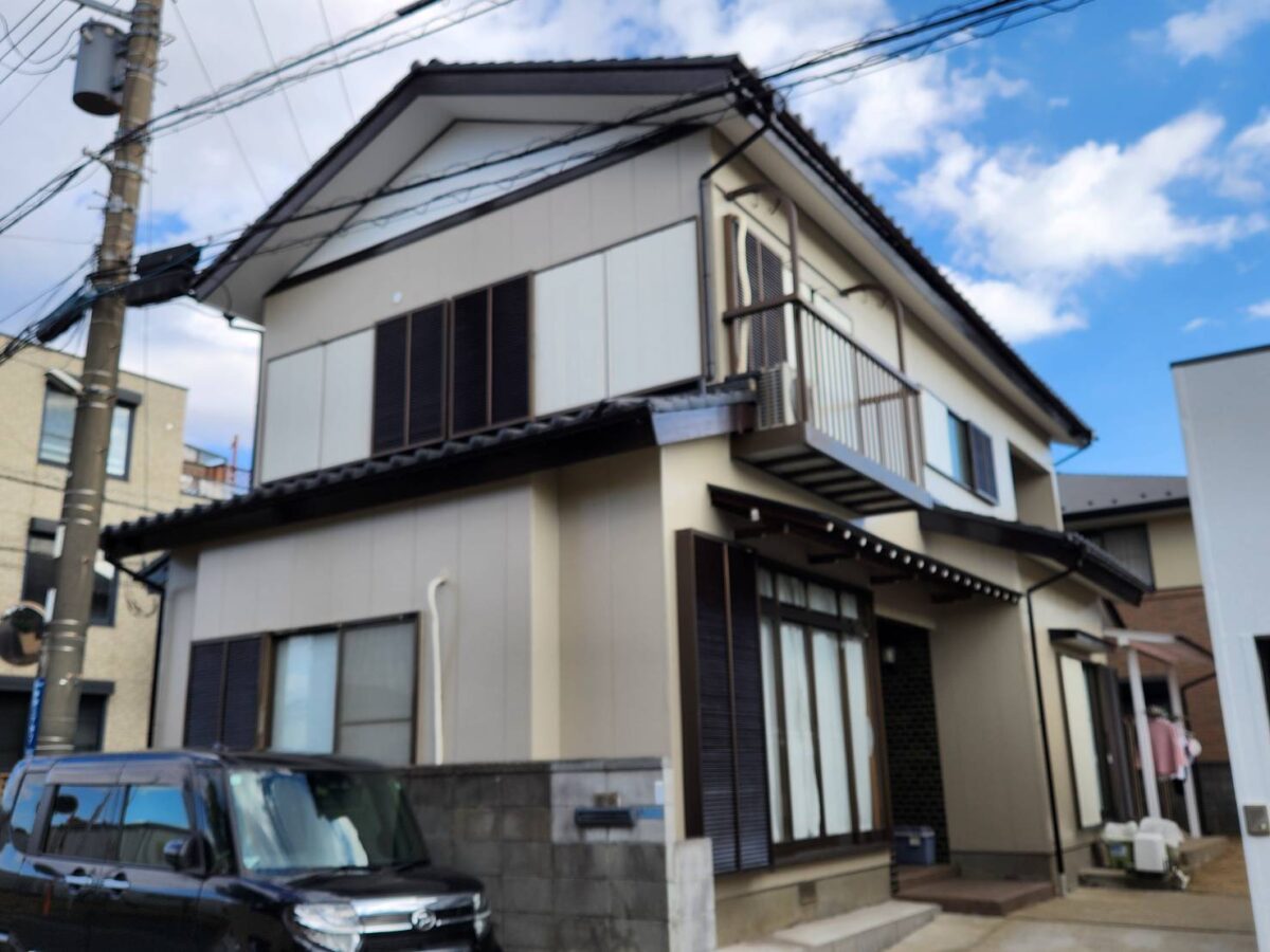 落ち着きと品格のある家へ。ダークブラウンが引き締める和モダンの外観