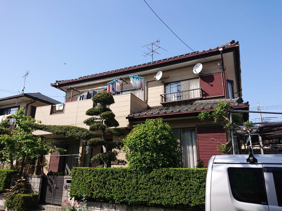 庭園の緑を鮮やかに引き立てる重厚なダークトーンのお色