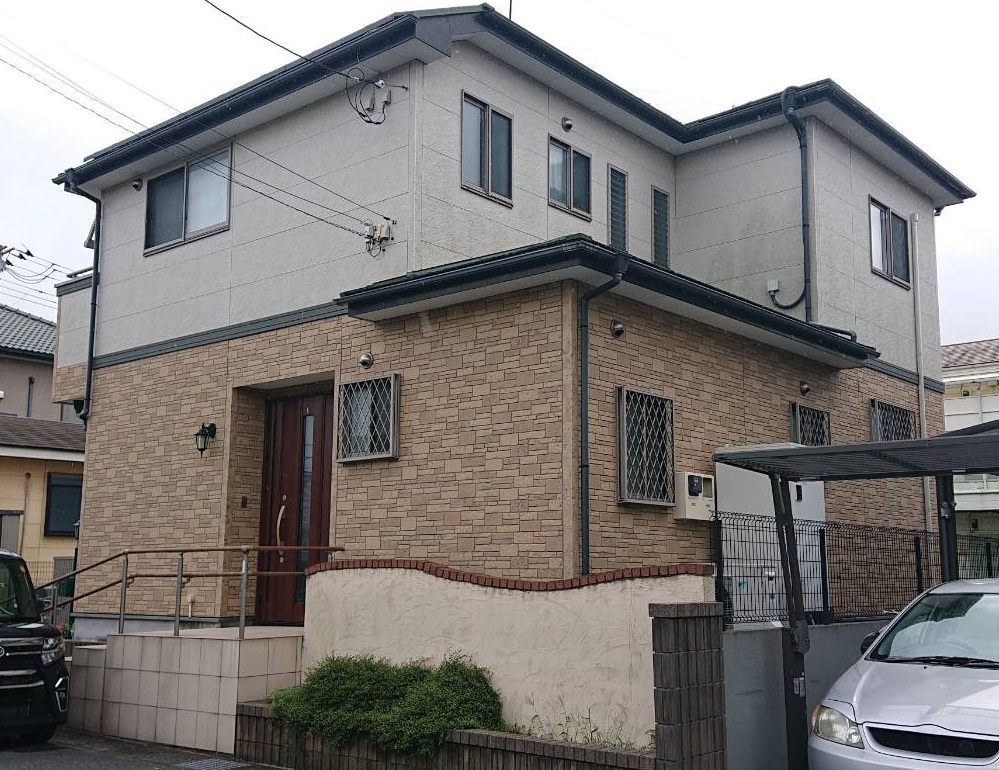 街並みに優しく溶け込む温もりのあるベージュ＆ホワイト