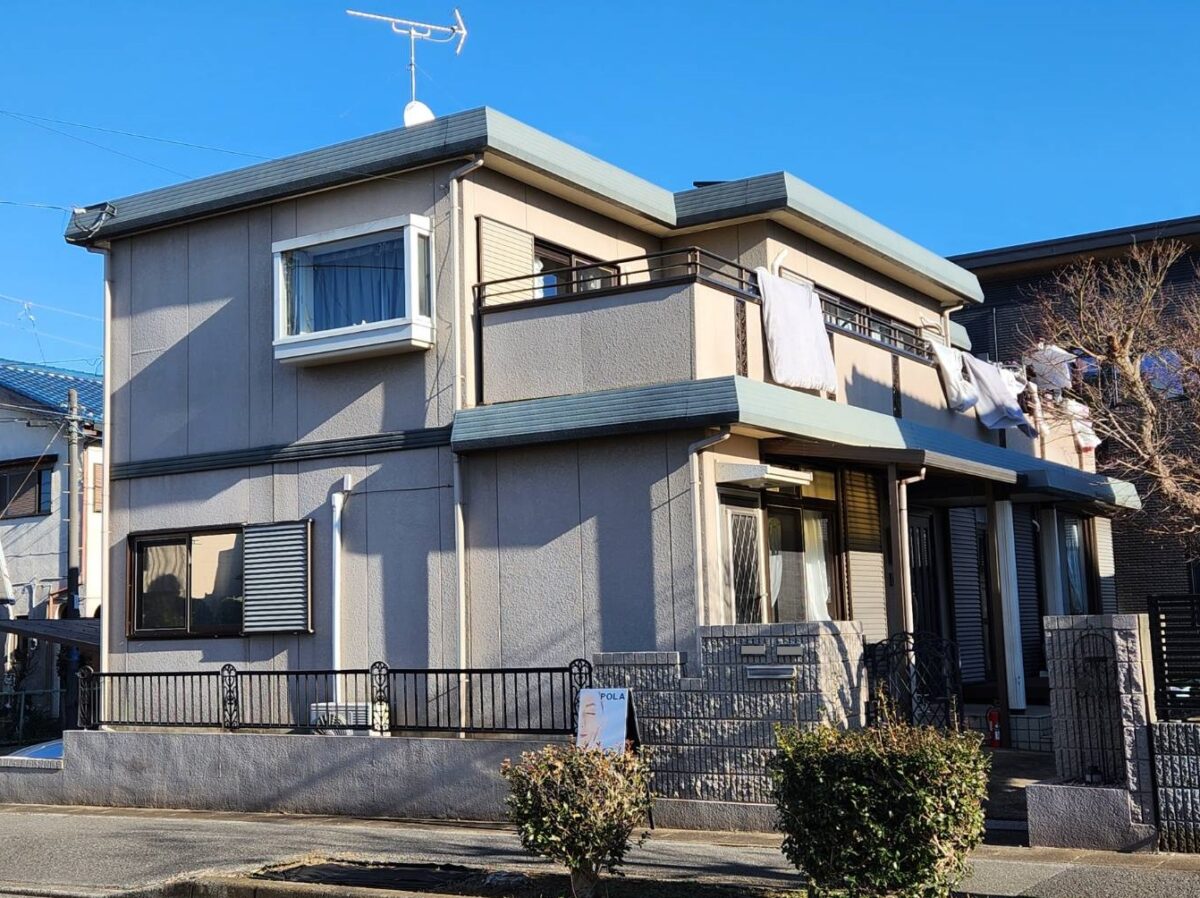 黒のアクセントが際立つ都会的モダンな外観