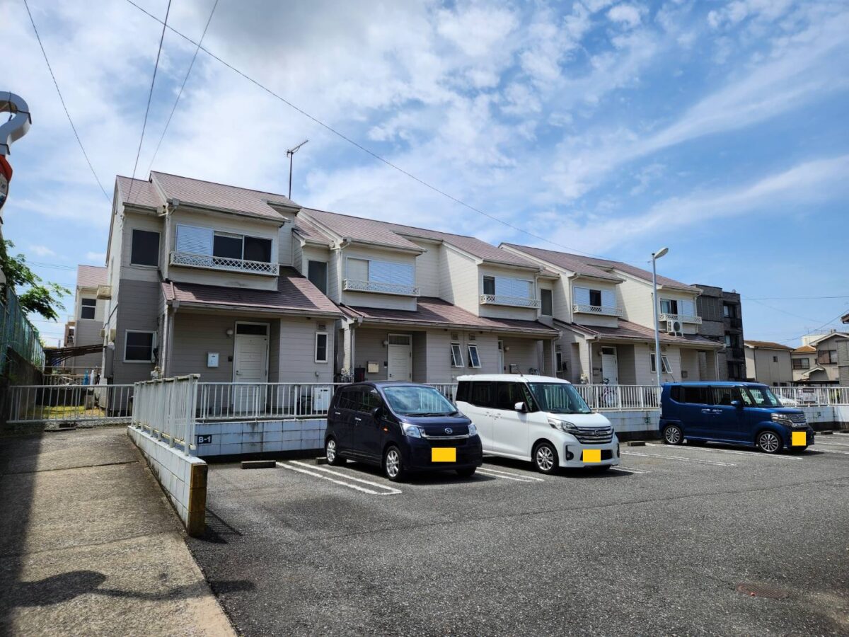 シンプルながらも街並みの中で目を引く凛とした佇まいのアパート