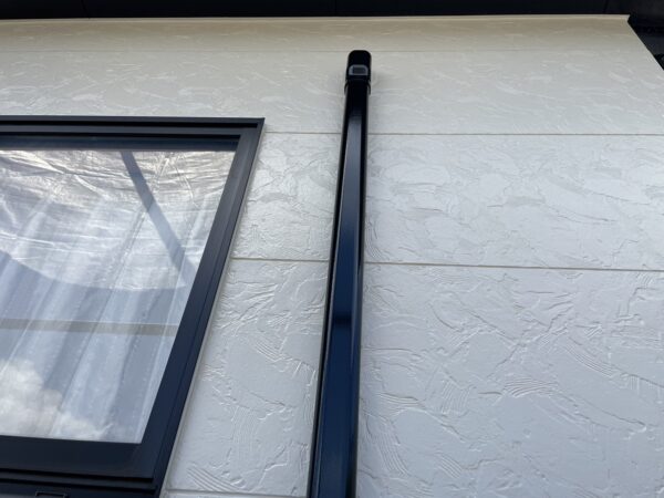 千葉県四街道市H様邸　付帯塗装（縦樋・帯板・スリムダクト・ガスメーターパイプ塗装）