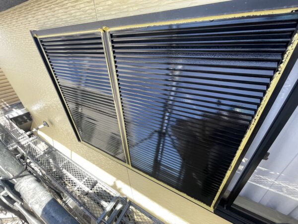 千葉県千葉市M様邸　付帯塗装（シャッターBOX・雨戸・霧除け・換気フード塗装）