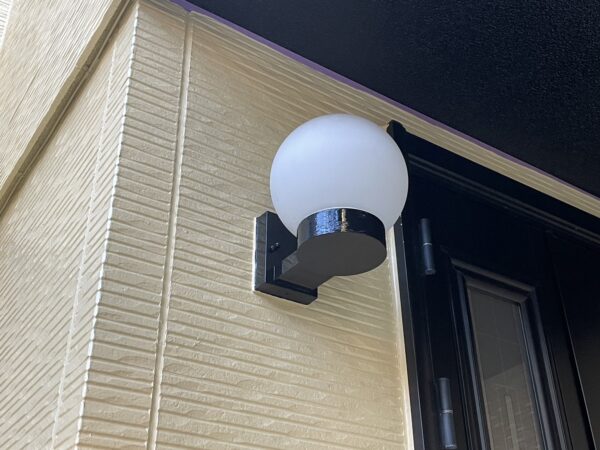 千葉県千葉市M様邸　付帯塗装（外灯・ガスメーターパイプ・水切り・出窓塗装）
