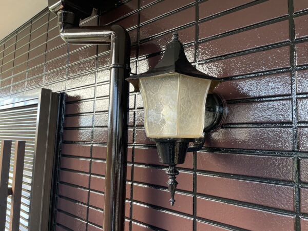 千葉県市原市H様邸　付帯塗装（雨戸・戸袋・外灯・スリムダクト塗装）