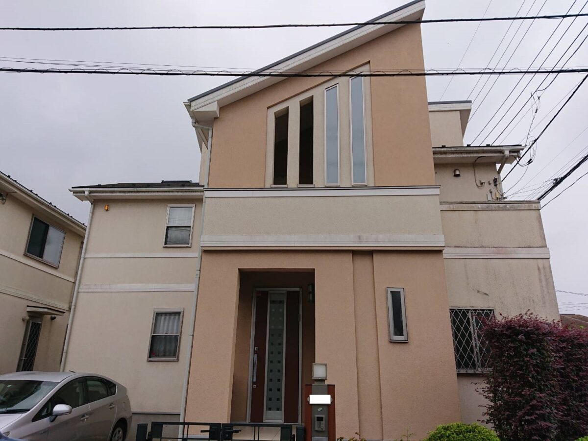 濃色でメリハリをつけた品格のある住まい