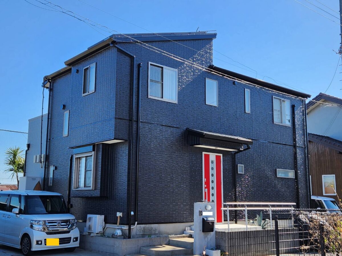 黒と赤のコントラストが際立つ究極のモダンスタイルな外観に