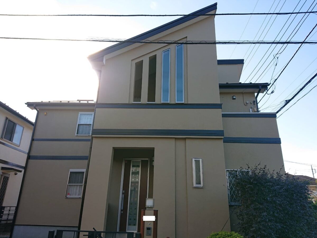 濃色でメリハリをつけた品格のある住まい