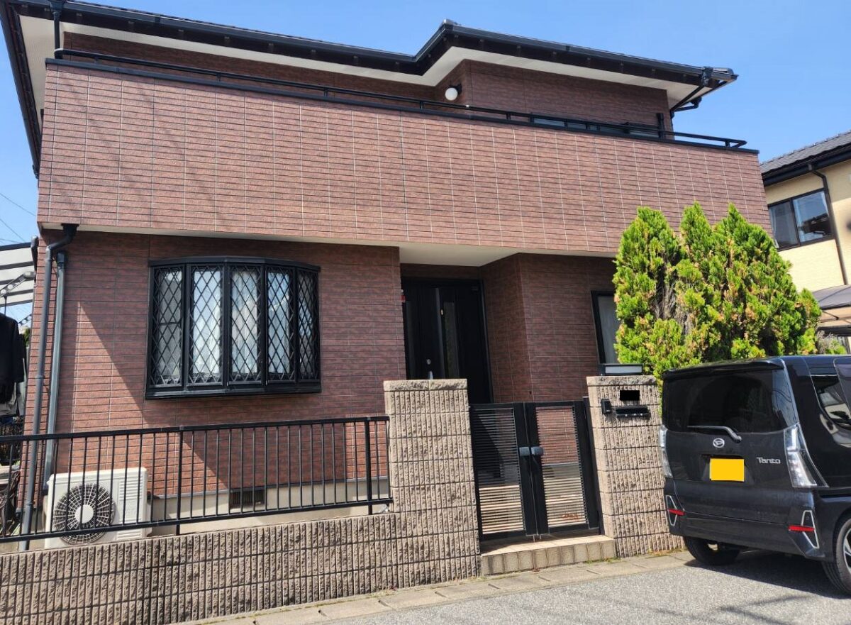 都会的で洗練された重厚感漂うモダン邸宅