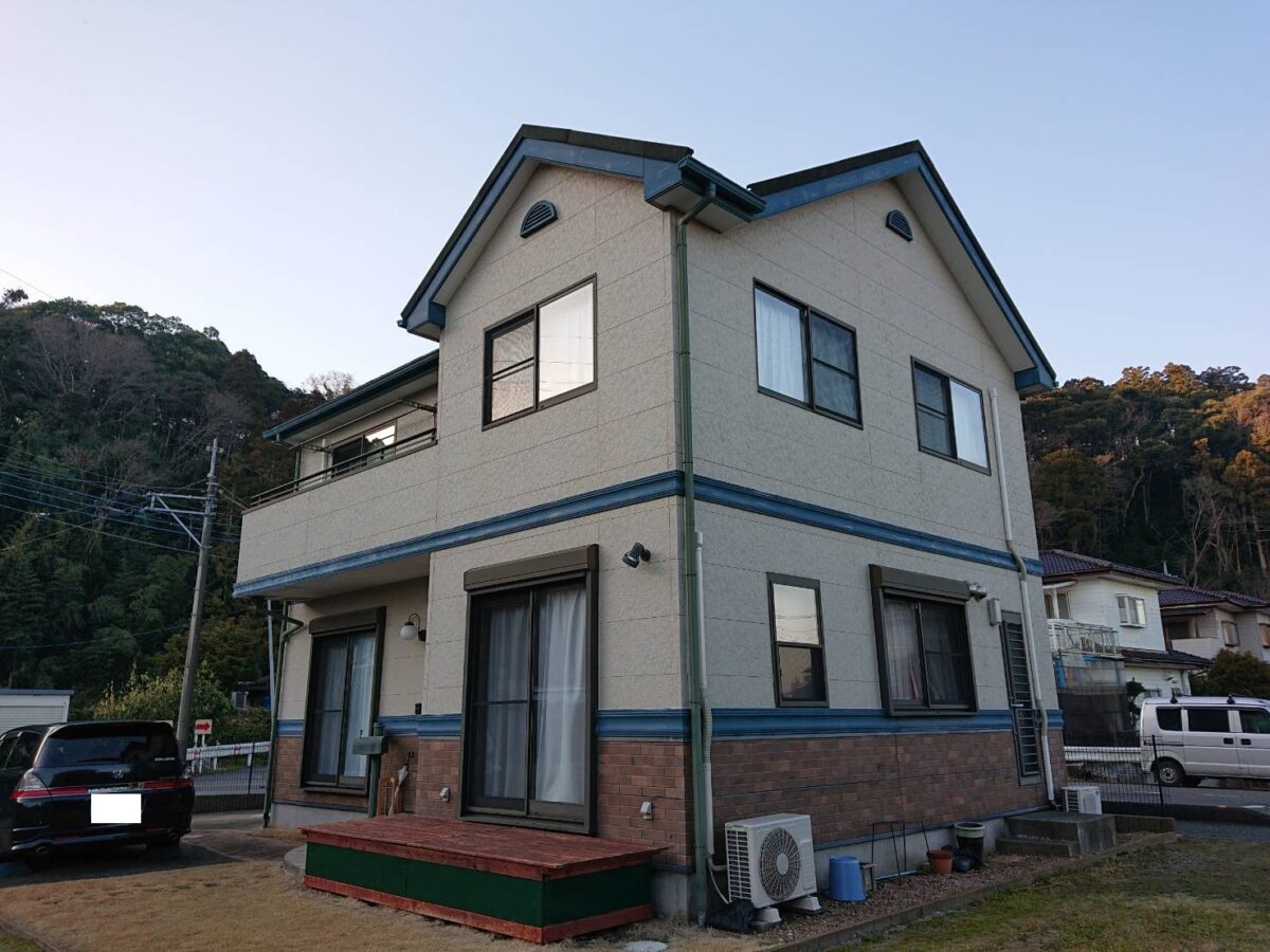 深緑のラインが引き締める品格漂うレンガ調ツートンの外観