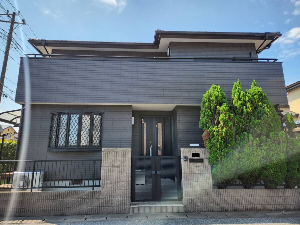 都会的で洗練された重厚感漂うモダン邸宅