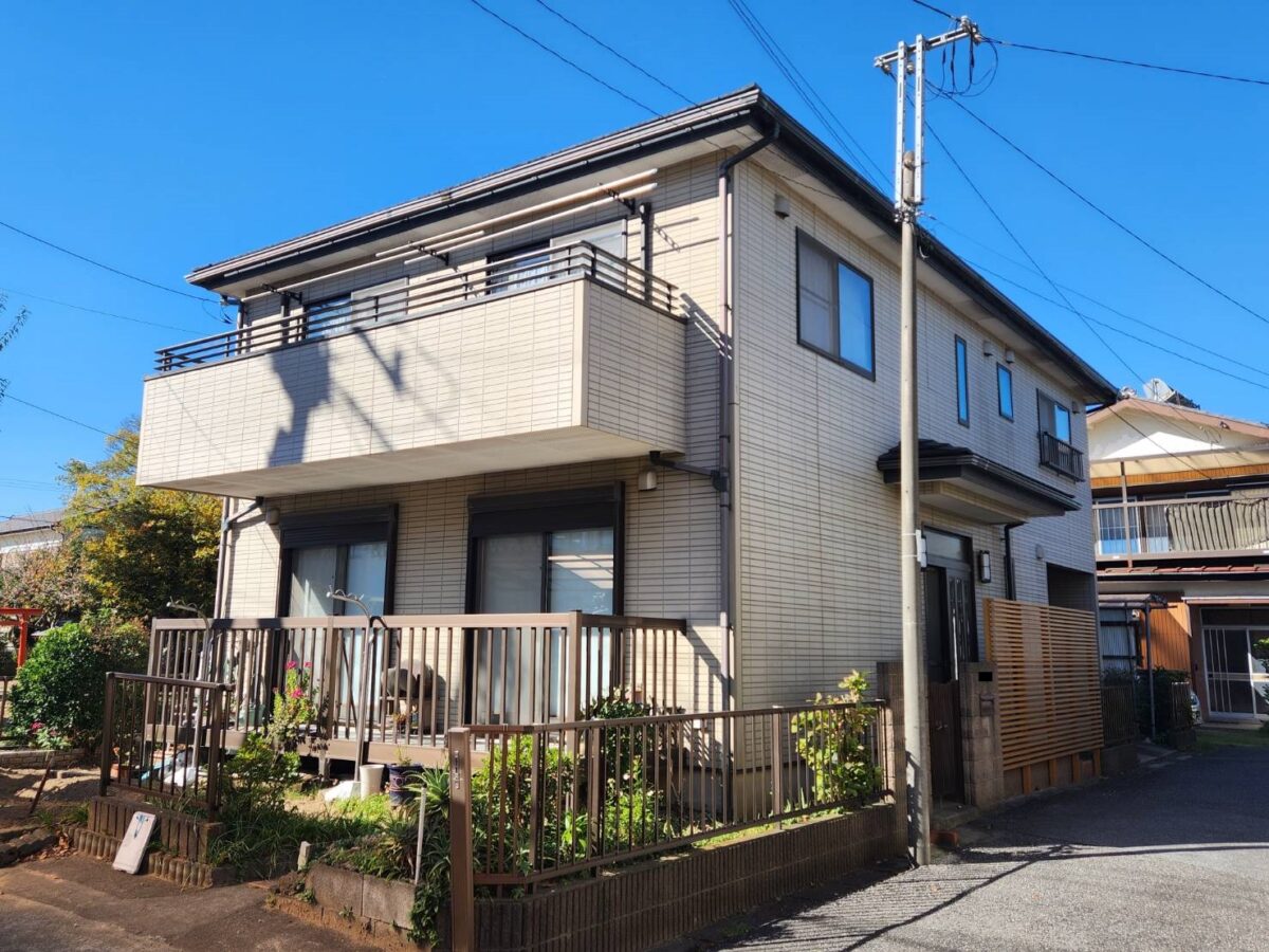 黒のラインが引き締める洗練された大人の外観