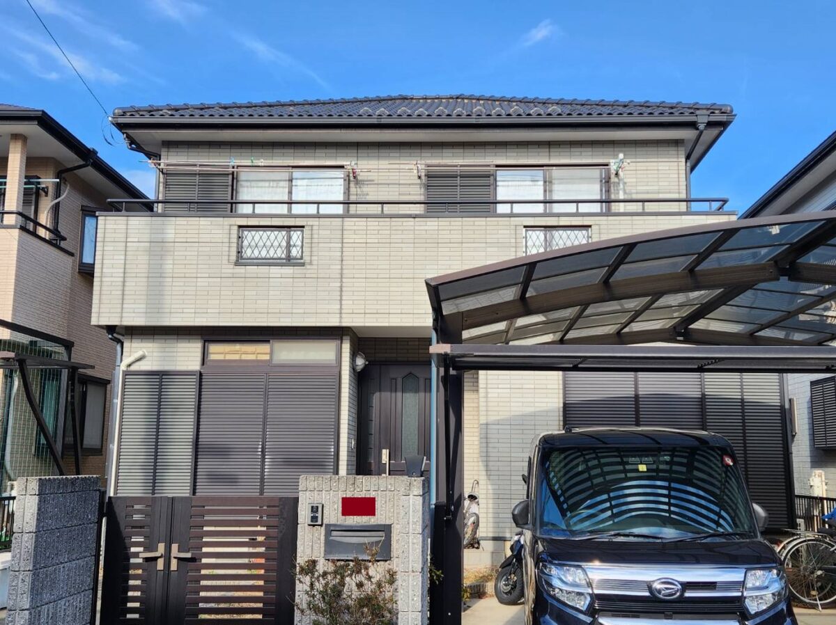 光を纏う明るい外壁と重厚感が調和する美しいお住まい