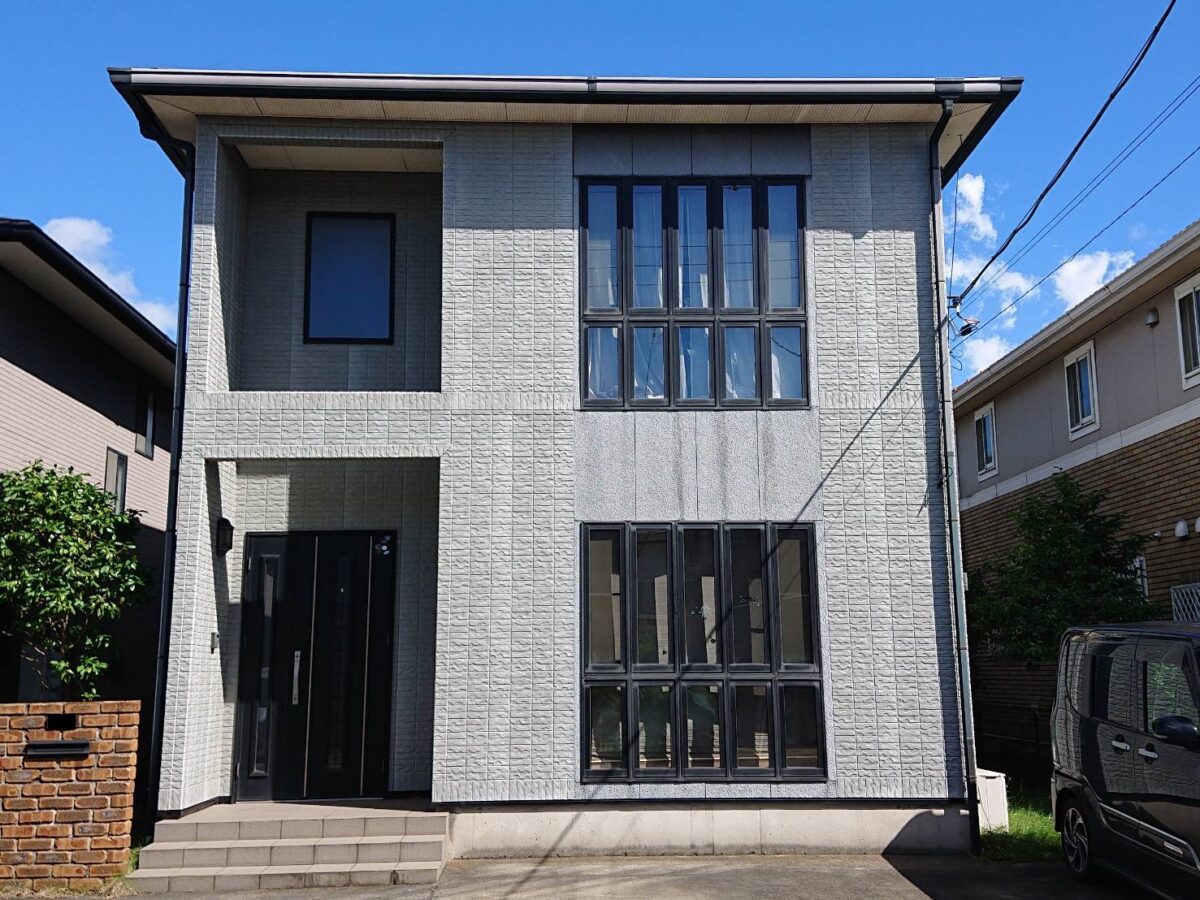 色の対比が美しいネイビー×ホワイトの外観