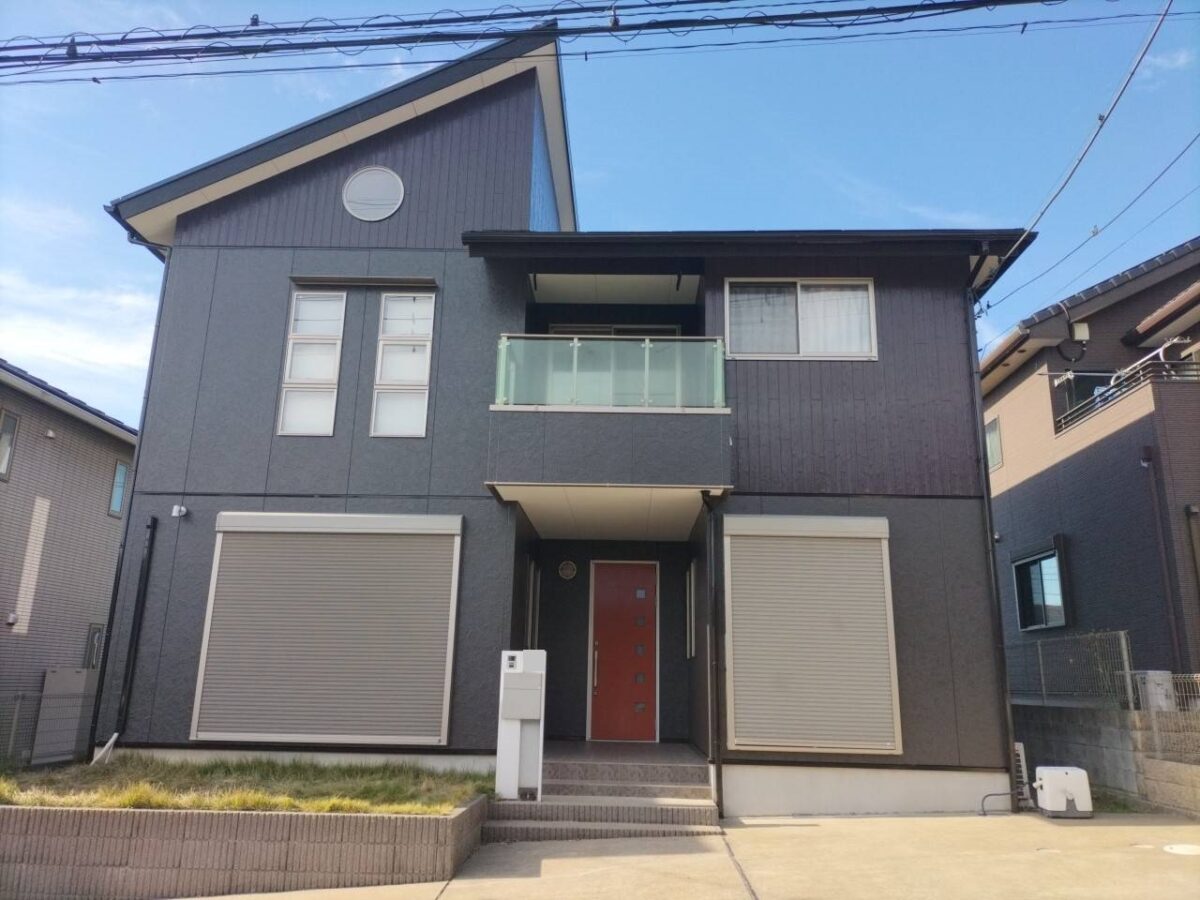 深みのあるダークグレーの重厚感あふれる外観