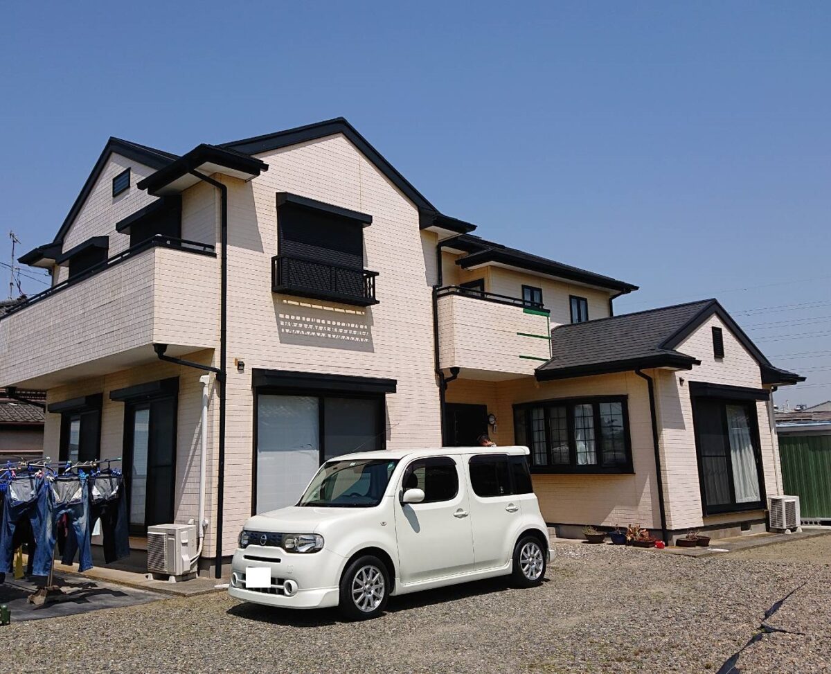 青空に映える明るい清潔感のあふれる住まいへ