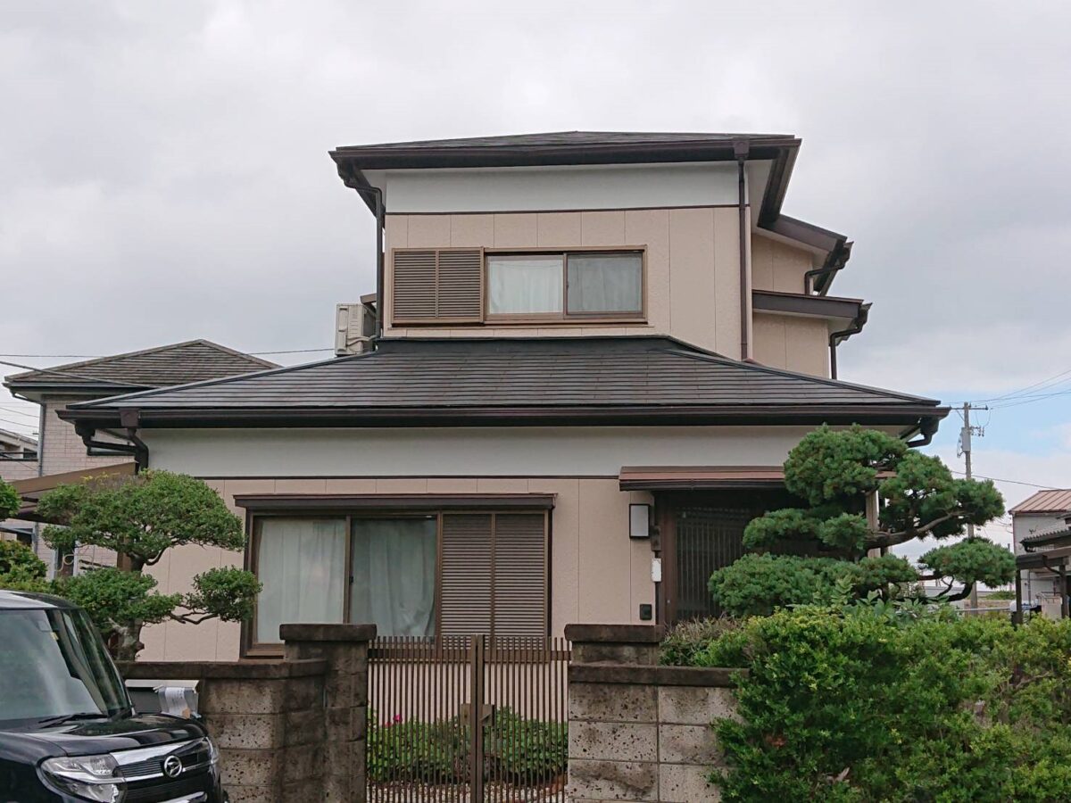 街並みに溶け込む温もりのあるナチュラルモダンな外観