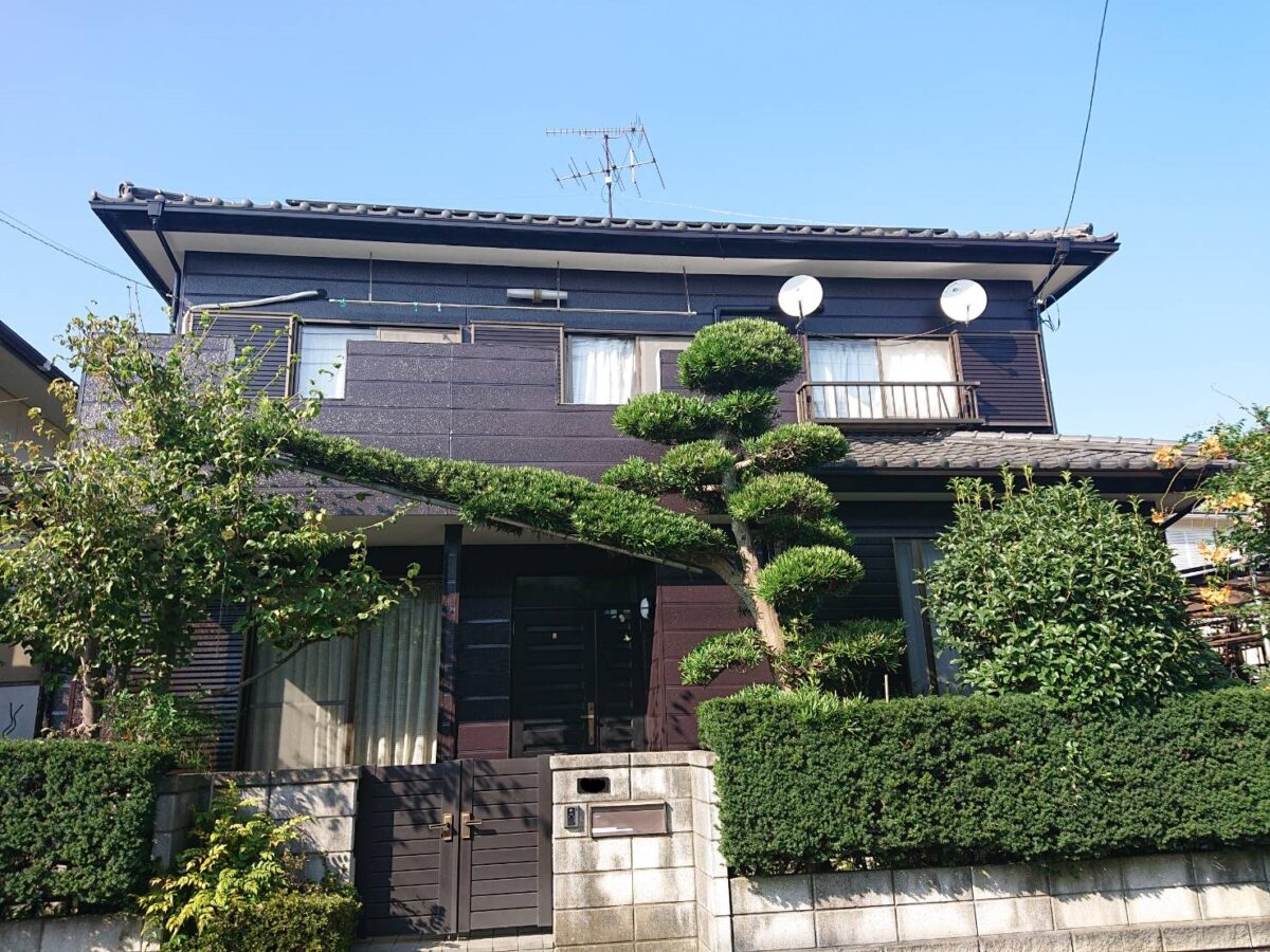 庭園の緑を鮮やかに引き立てる重厚なダークトーンのお色