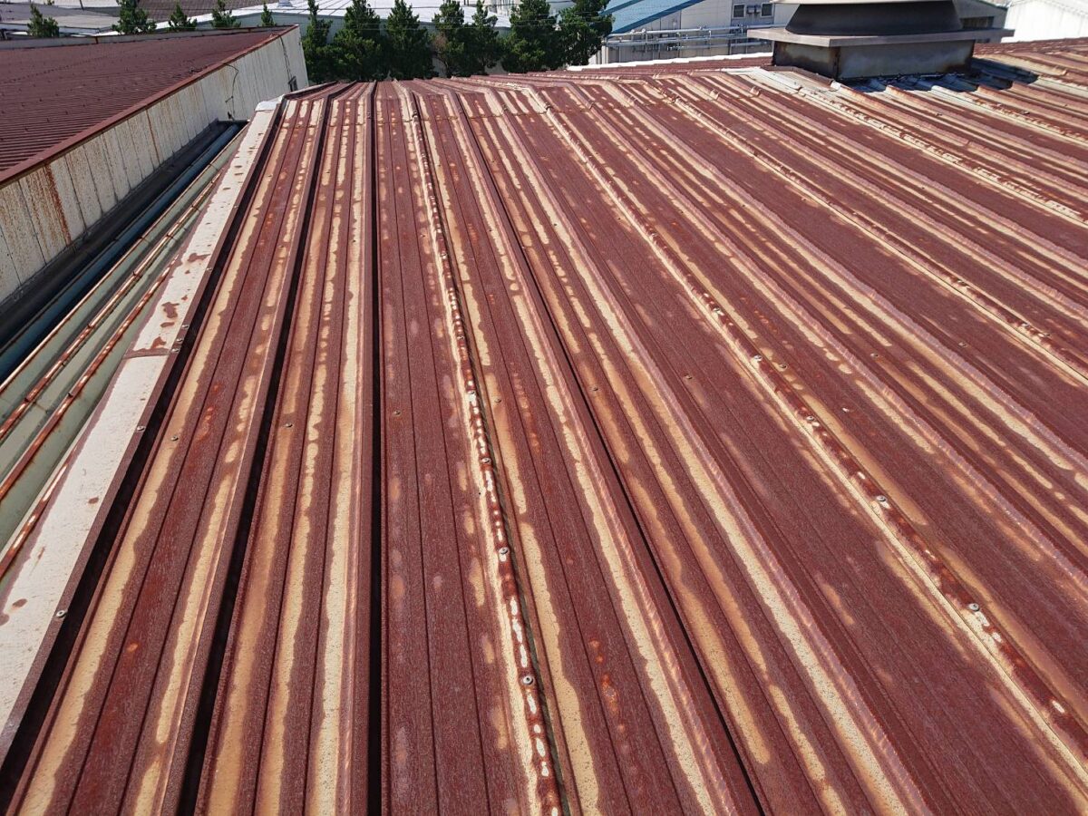 時を重ねた屋根に無機の強さを