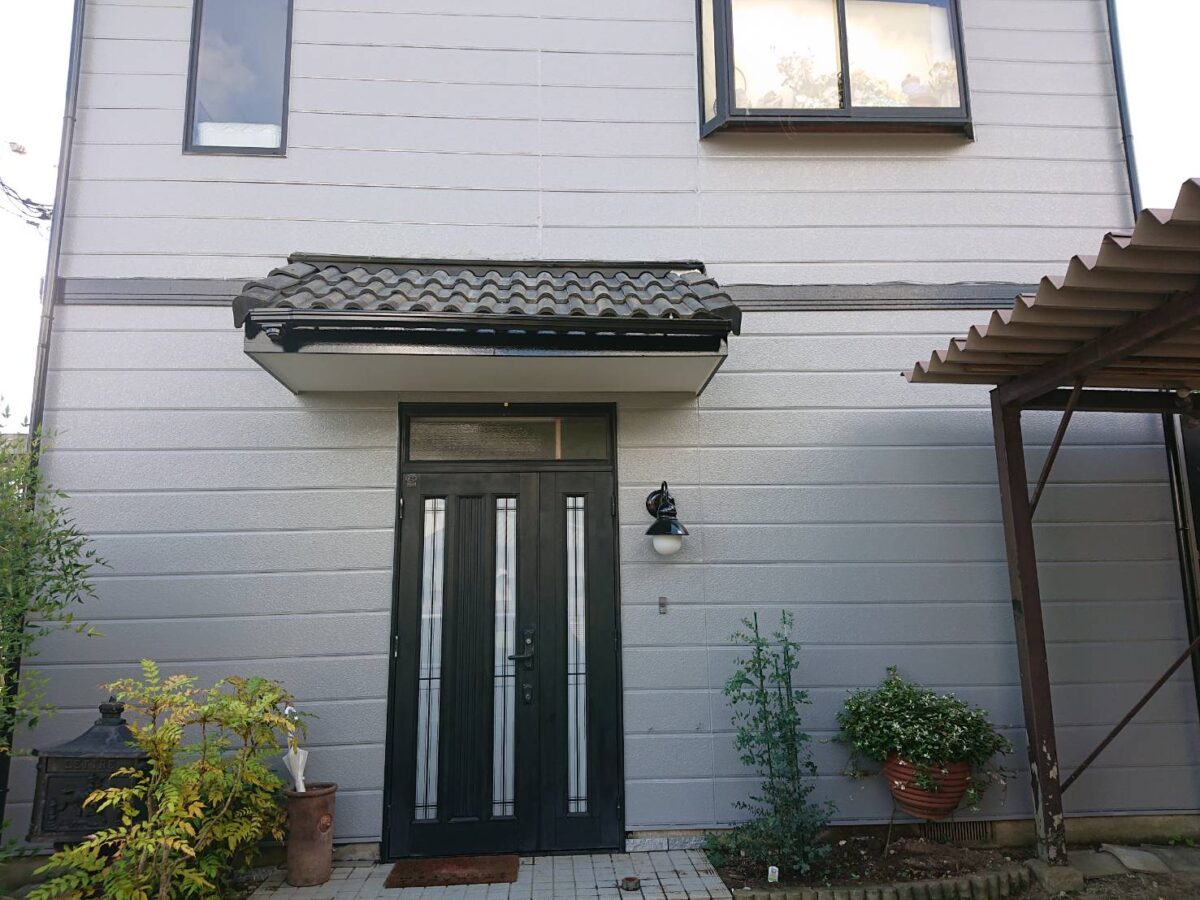 時を重ねた家が光をまとい直し素顔の美しさへ