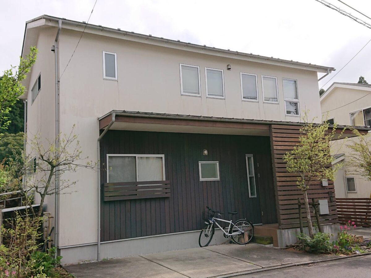 木の温もりを惹き立てる優しい色彩