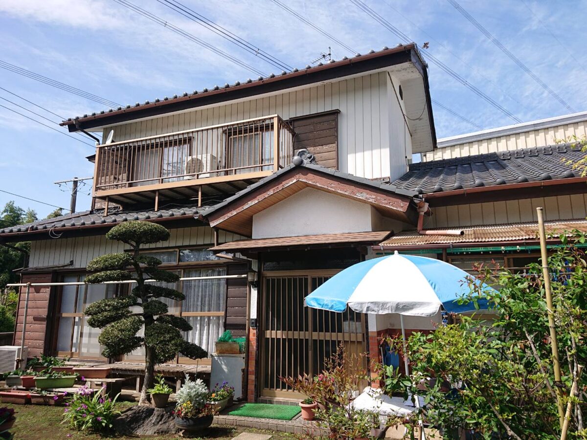 庭園の緑に映える品格漂う和モダンの装い