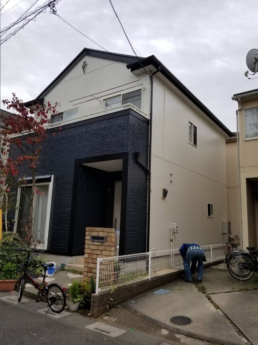 暖色からモノトーンへ。ツートンカラーが魅せる、都会的モダン・スタイル