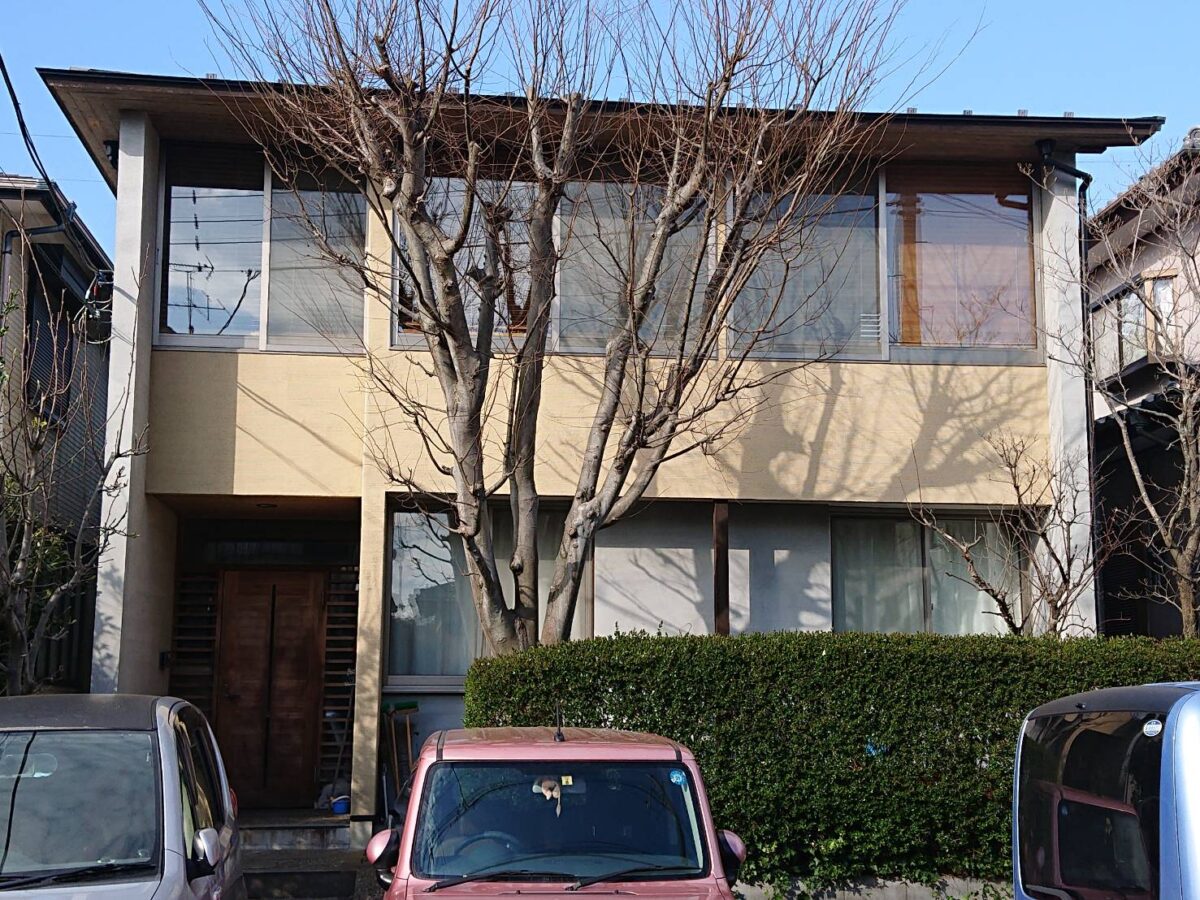 街並みに映える洗練された佇まい