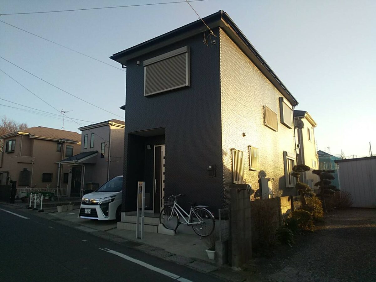 美しさと遮熱性能を両立した 重厚感を纏うモダン・スタイル