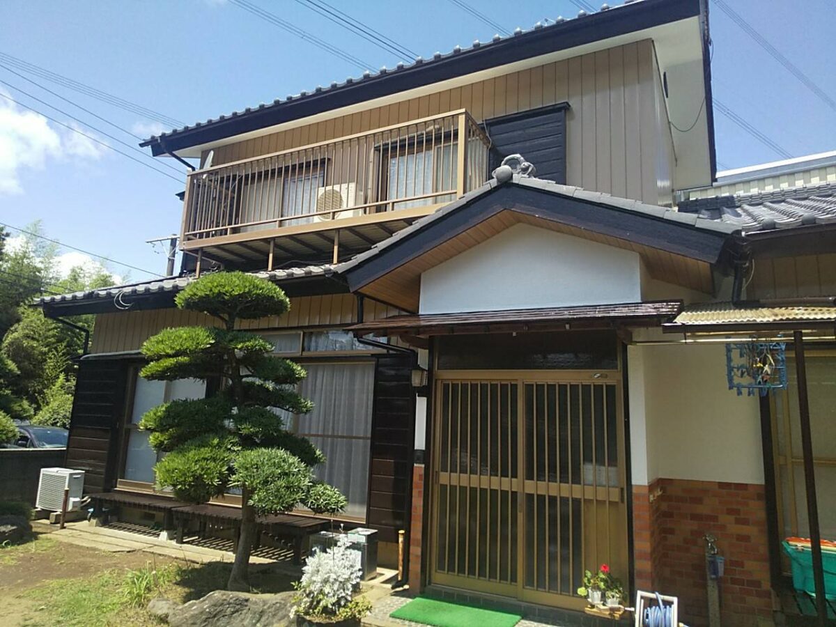 庭園の緑に映える品格漂う和モダンの装い