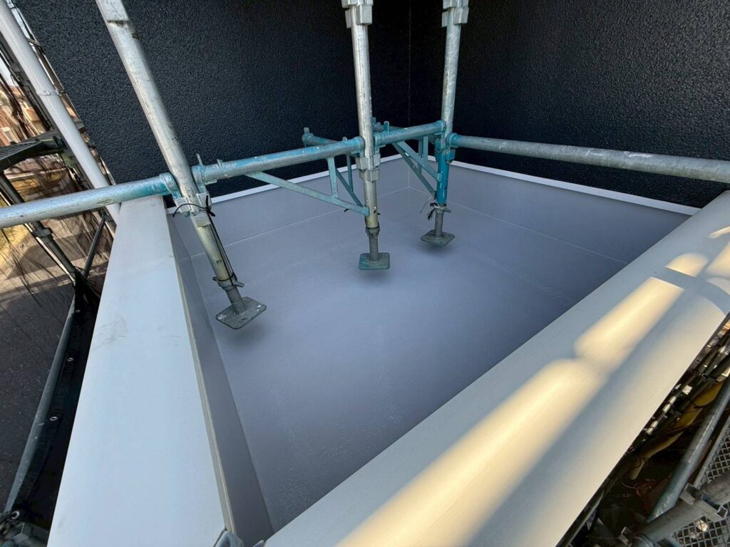 千葉県市原市F様邸　付帯塗装（玄関上部の防水塗装）