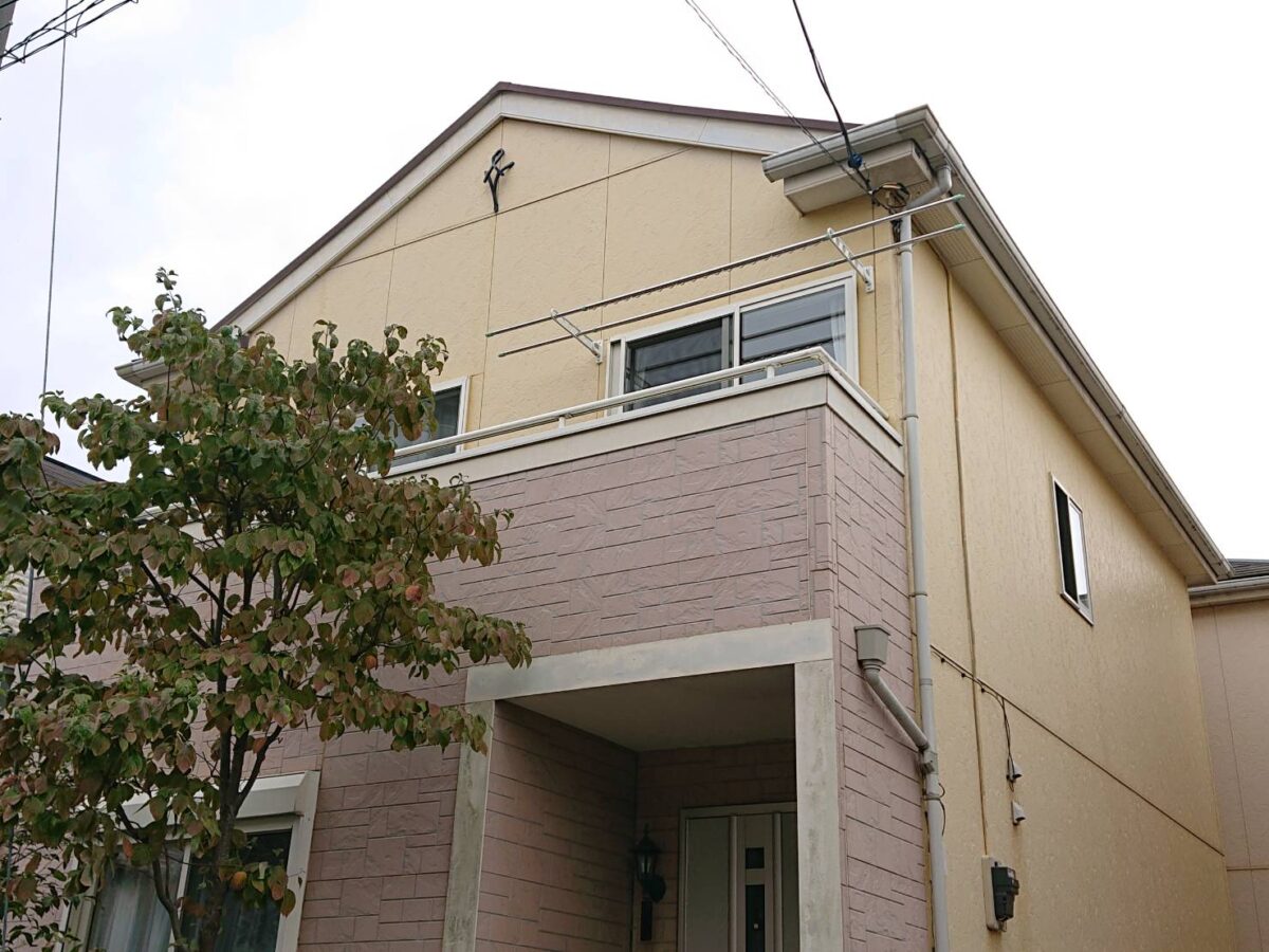 暖色からモノトーンへ。ツートンカラーが魅せる、都会的モダン・スタイル