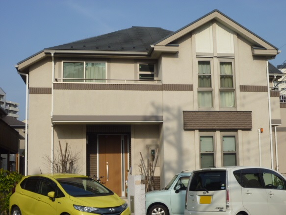 濃色アクセントが生む、凛とした輪郭