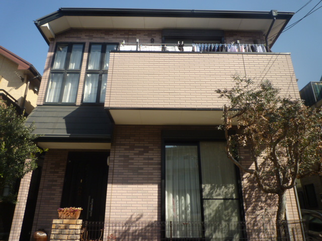 住まいの雰囲気を活かしながら明るい印象に仕上げた外壁塗装