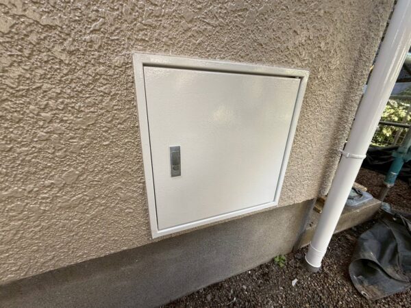 千葉県市原市I様邸　付帯塗装（霧除け・スリムダクト・勝手口・収納庫塗装）